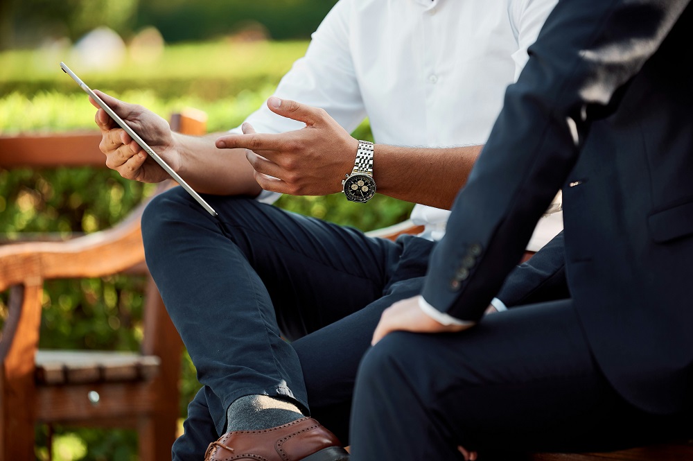2 guys having a coaching session outdoor | Choosing the right business coach in Vancouver